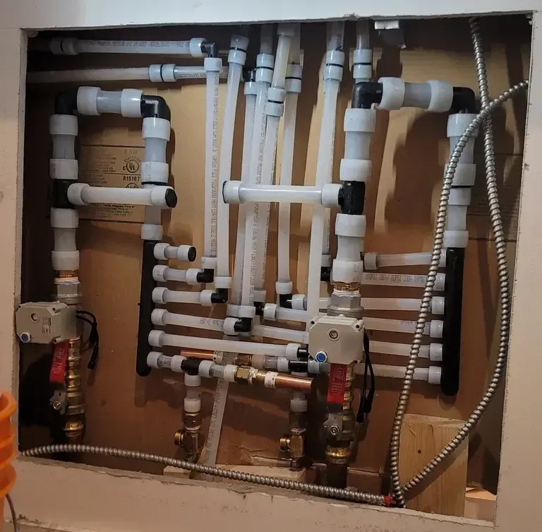 Manifold in a wall cavity: Valve and controller on the supply